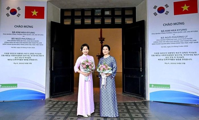 Phu nhân Ngô Phương Ly và Phu nhân Kim Hae Kyung thăm Bảo tàng Dân tộc học Việt Nam