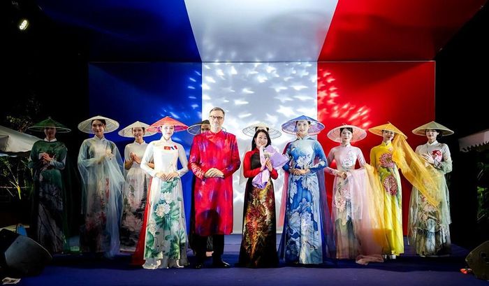 Tại Lễ kỷ niệm Quốc khánh CH Pháp (ngày 14.7.2026) do Đại sứ quán Pháp tại Hà Nội tổ chức, ngài Olivier Brochet, Đại sứ Pháp tại Việt Nam đã mặc trang phục áo dài đỏ. Ảnh: VIỆT PHƯỢNG
