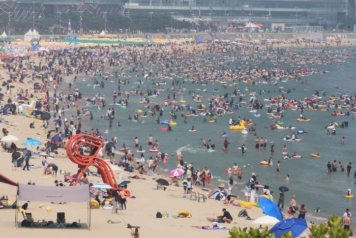 Người dân tắm biển tại Busan, Hàn Quốc. Ảnh: Yonhap/TTXVN