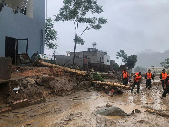 Lực lượng chức năng cùng người dân khắc phục hậu quả lũ quét tại xã Mường Than, tỉnh Lai Châu. Ảnh: Quý Trung - TTXVN