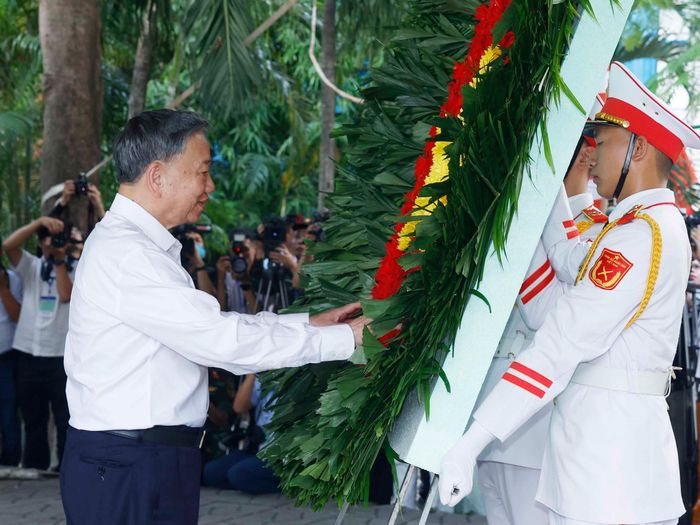 Tổng Bí thư, Chủ tịch nước Tô Lâm dâng hoa tưởng niệm Tổng Bí thư Trần Phú
