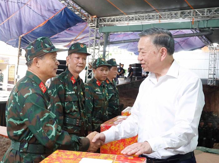 Tổng Bí thư, Chủ tịch nước Tô Lâm thăm hỏi, tặng quà cho các lực lượng chức năng đang ngày đêm tìm kiếm, quy tập hài cốt liệt sĩ tại Công viên Lê Thị Riêng