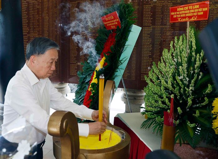 Tổng Bí thư, Chủ tịch nước Tô Lâm dâng hương tại Nhà bia tưởng niệm các Anh hùng liệt sĩ