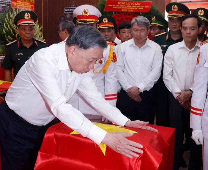 Tổng Bí thư, Chủ tịch nước Tô Lâm thực hiện nghi thức tại Nhà quàn hài cốt các liệt sĩ. Ảnh: Thống Nhất – TTXVN