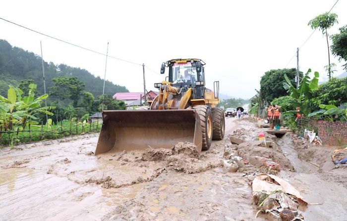 Các lực lượng nỗ lực khắc phục hậu quả mưa lũ tại xã Mường Than