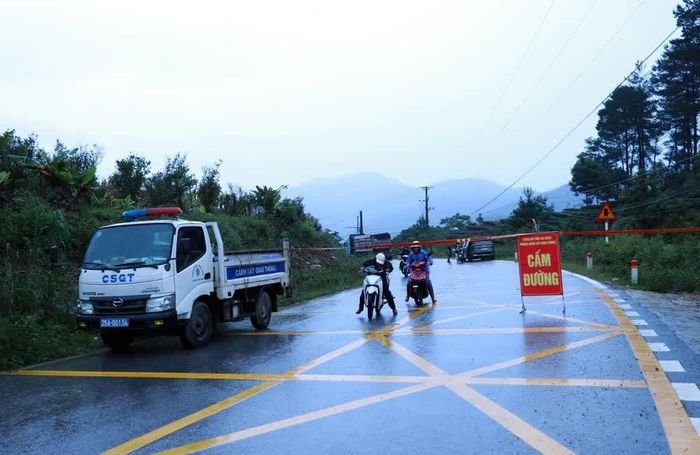 Lực lượng Công an tỉnh Lai Châu căng dây cấm đường nhằm đảm bảo an toàn cho người dân