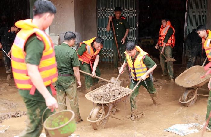 Lực lượng Công an tỉnh Lai Châu hỗ trợ người dân khắc phục