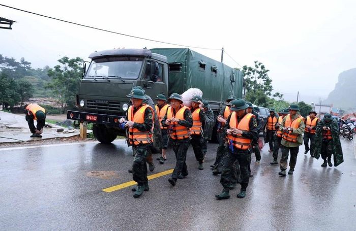 Lực lượng Quân đôi tiếp tục huy động lực lượng cán bộ chiến sĩ tăng cường hỗ trợ người dân khắc phục mưa lũ