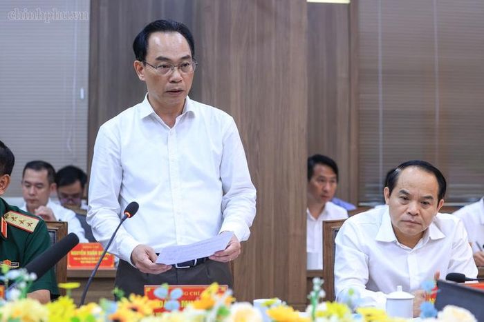  Bộ trưởng Bộ Giáo dục và Đào tạo Hoàng Minh Sơn báo cáo tại cuộc làm việc - Ảnh: VGP/Nhật Bắc 