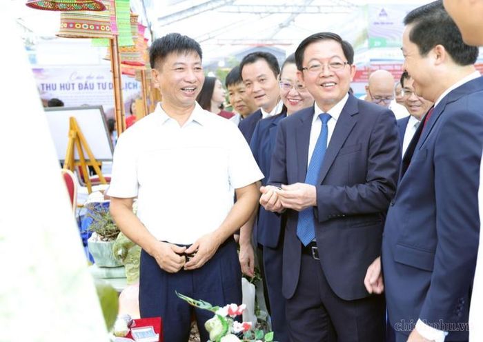 Phó Thủ tướng Hồ Quốc Dũng tham quan các gian hàng trong khuôn khổ Hội nghị xúc tiến đầu tư tỉnh Lào Cai - Ảnh: VGP/Gia Huy