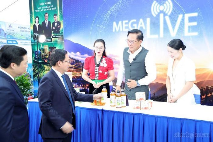 Phó Thủ tướng Hồ Quốc Dũng tham quan phiên Megalive các sản phẩm OCOP của tỉnh Lào Cai - Ảnh: VGP/Gia Huy