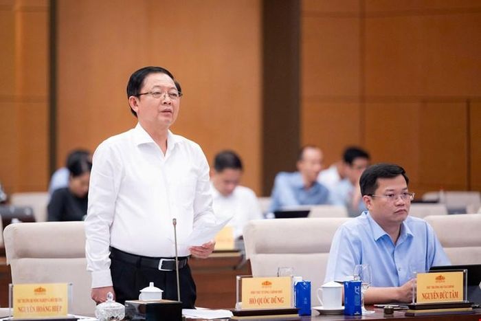 Phó Thủ tướng Chính phủ Hồ Quốc Dũng giải trình ý kiến của các thành viên Ủy ban Thường vụ Quốc hội.
