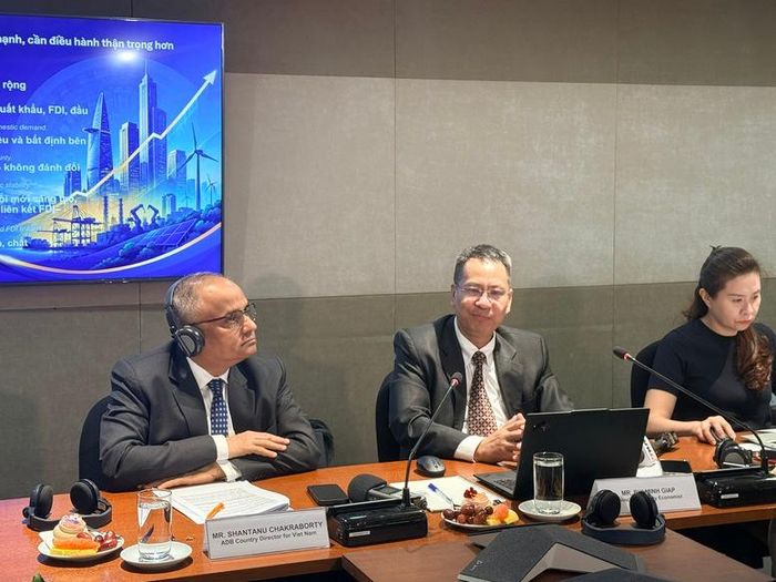 Giám đốc Quốc gia của Ngân hàng Phát triển châu Á (ADB) và các chuyên gia trao đổi tại cuộc họp báo - Ảnh: VGP