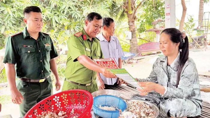 Lực lượng chức năng phường Hà Tiên (tỉnh An Giang) tuyên truyền chủ trương, chính sách của Đảng, Nhà nước đến đồng bào dân tộc thiểu số. (Ảnh: HÀ NHÂN)