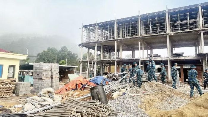 Cán bộ, chiến sĩ Trung đoàn Không quân 930 (Sư đoàn Không quân 372) hỗ trợ xây dựng tại Dự án Trường liên cấp tiểu học và trung học cơ sở A Vương. (Ảnh: NGUYỄN THỊ ANH ĐÀO)