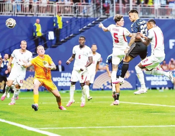 Argentina thắng Anh (áo trắng) 2-1 để tiến vào chung kết. (Ảnh: TÂN HOA XÃ)