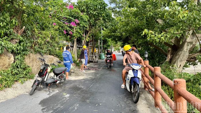 Công tác vệ sinh môi trường luôn được xã đảo Tân Hiệp ưu tiên hàng đầu.