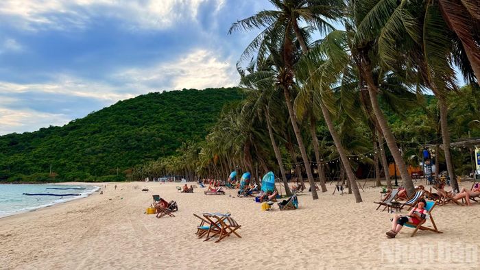 Bãi Ông là một trong những bãi biển đẹp thu hút du khách khi đến thăm quan đảo.