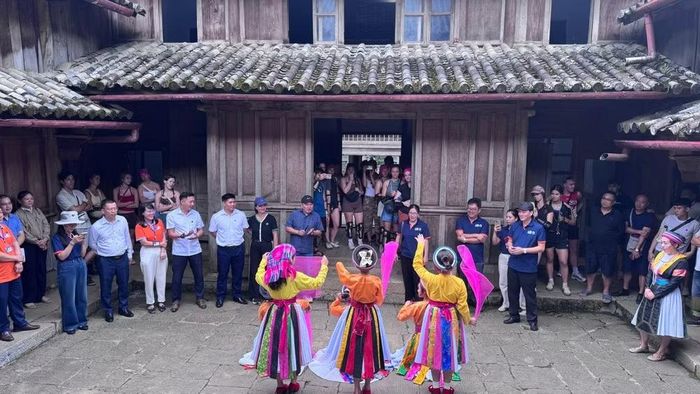 Đoàn tiền thẩm định kiểm tra công tác chuẩn bị tái đánh giá tại khu di tích nhà Vương, xã Sà Phìn.