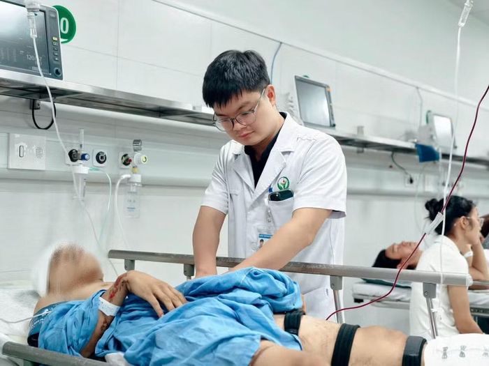 Người bệnh P.C.T (18 tuổi, Bắc Ninh) bị đa chấn thương nặng.
