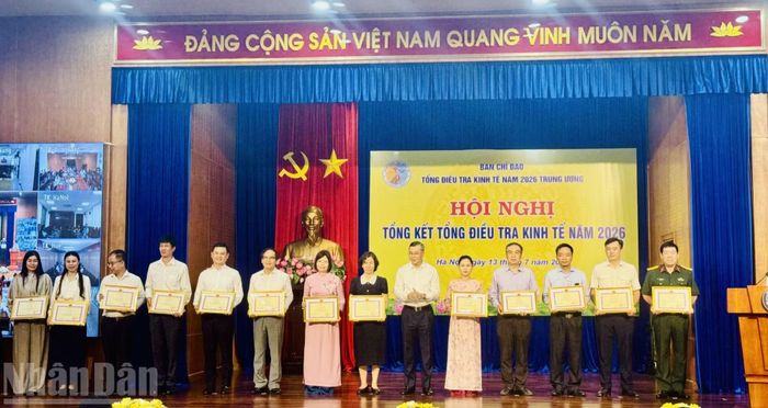 Bộ trưởng Tài chính Ngô Văn Tuấn trao tặng Bằng khen cho các tập thể và cá nhân có thành tích xuất sắc trong tổng điều tra kinh tế năm 2026. (Ảnh: HNV)