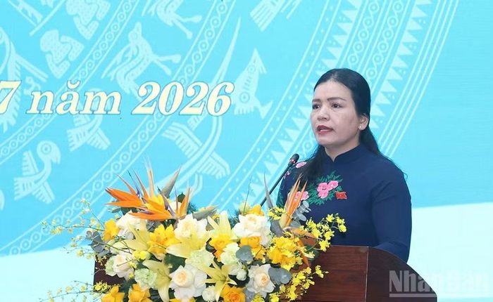 Phó Chủ tịch Thường trực Ủy ban nhân dân tỉnh Quảng Ngãi Y Ngọc báo cáo tóm tắt tình hình kinh tế-xã hội, quốc phòng, an ninh, ngân sách nhà nước, đầu tư công 6 tháng đầu năm và nhiệm vụ, giải pháp 6 tháng cuối năm 2026.