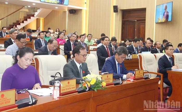 Các đồng chí lãnh đạo tỉnh Quảng Ngãi tham dự kỳ họp.
