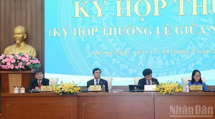 Các đồng chí Thường trực Hội đồng nhân dân tỉnh Quảng Ngãi điều hành kỳ họp.
