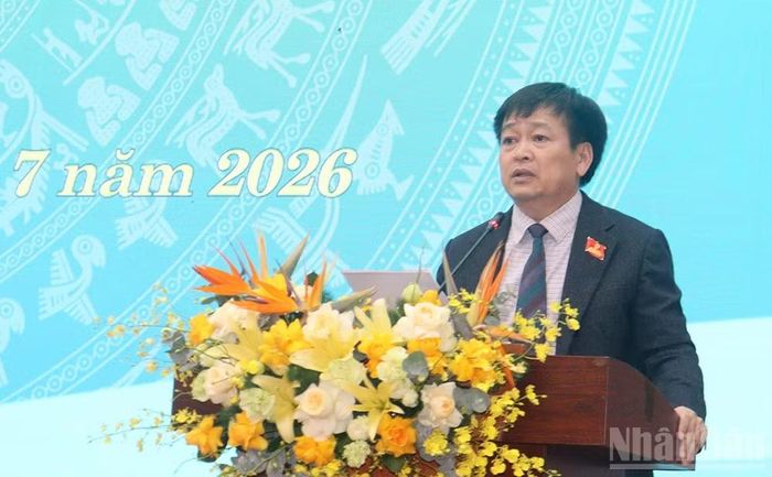 Phó Chủ tịch Thường trực Hội đồng nhân dân tỉnh Quảng Ngãi Nguyễn Cao Phúc báo cáo tóm tắt tình hình tổ chức, hoạt động của Thường trực và các Ban của Hội đồng nhân dân tỉnh 6 tháng đầu năm; phương hướng và nhiệm vụ 6 tháng cuối năm 2026.
