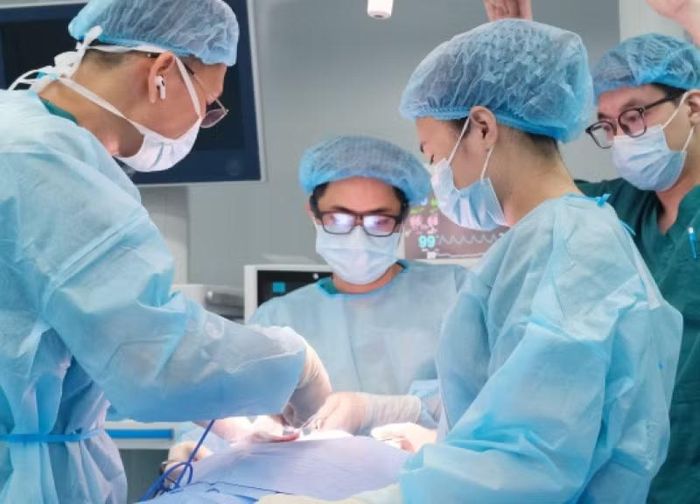 Ê-kíp bác sĩ Bệnh viện Nội tiết Trung ương phẫu thuật cho bệnh nhân. (Ảnh minh họa)