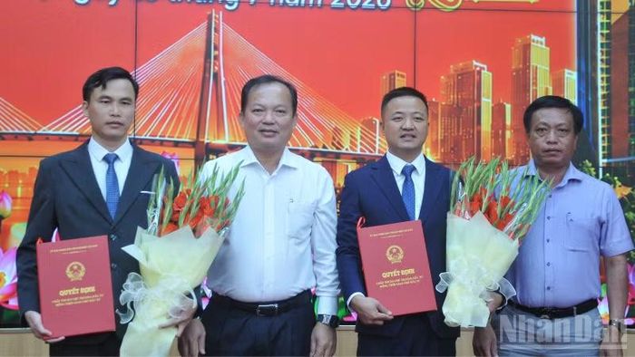 Ông Nguyễn Văn Hòa, Phó chủ tịch Ủy ban nhân dân thành phố Cần Thơ, trao quyết định chấp thuận chủ trương đầu tư, giao chủ đầu tư thực hiện 2 dự án nhà ở xã hội.