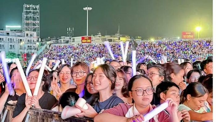 Chương trình concert của Quảng Ninh thu hút đông đảo bạn trẻ tham dự.