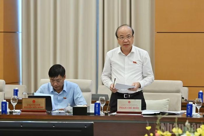 Chủ nhiệm Ủy ban Pháp luật và Tư pháp Phan Chí Hiếu trình bày Báo cáo thẩm tra sơ bộ. (Ảnh: THỦY NGUYÊN)