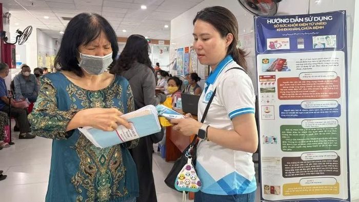 Hướng dẫn người cao tuổi khám chữa bệnh Bảo hiểm y tế miễn phí. (Ảnh: QUÝ HIỀN)