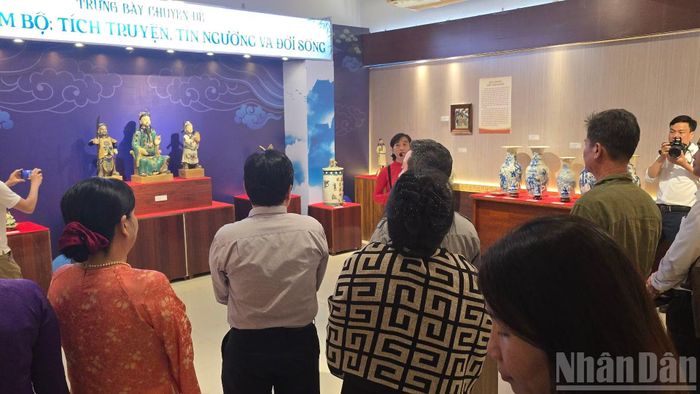 Các đại biểu tham quan các hiện vật gốm Nam Bộ.