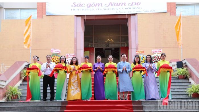 Quang cảnh cắt băng khai trương Triển lãm gốm Nam Bộ.