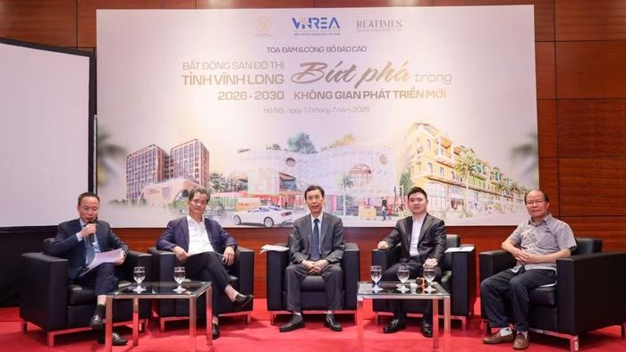 Các diễn giả trao đổi tại phiên tọa đàm của chương trình. (Ảnh: PV)
