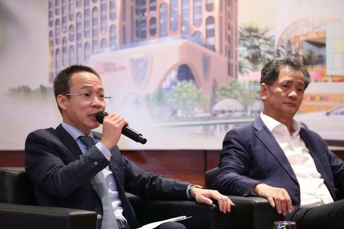 Nhà báo Phạm Nguyễn Toan, Phó Chủ tịch Hiệp hội Bất động sản Việt Nam, Tổng Biên tập Tạp chí điện tử Bất động sản Việt Nam điều hành phiên tọa đàm với chủ đề “Kiến tạo đô thị thế hệ mới: Mở khóa tiềm năng thị trường bất động sản Vĩnh Long”.