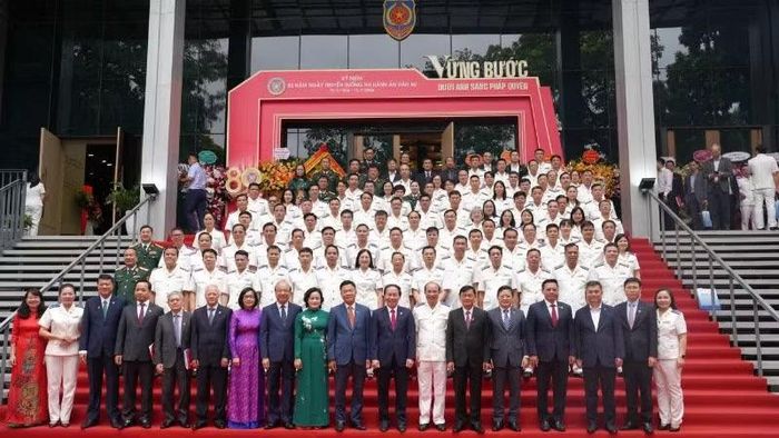 Phó Thủ tướng Chính phủ Lê Tiến Châu cùng các đại biểu chụp ảnh lưu niệm. (Ảnh: TRUNG KIÊN)