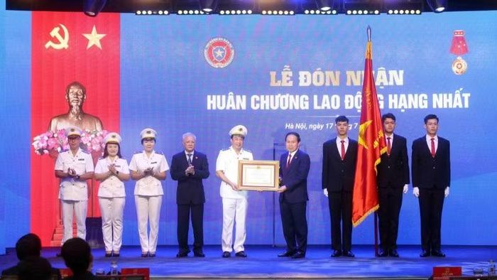 Thay mặt lãnh đạo Đảng, Nhà nước, Phó Thủ tướng Lê Tiến Châu trao Huân chương Lao động hạng Nhất cho Cục Quản lý Thi hành án dân sự, Bộ Tư pháp. (Ảnh: TRUNG KIÊN)