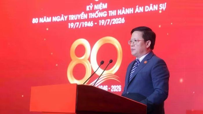 Thứ trưởng Tư pháp Mai Lương Khôi trình bày Diễn văn kỷ niệm 80 năm Ngày truyền thống Thi hành án dân sự. (Ảnh: TRUNG KIÊN)