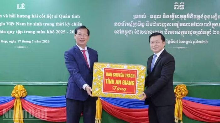 Ban Chuyên trách tỉnh An Giang trao tặng quà cho Ban Chuyên trách tỉnh Kép.