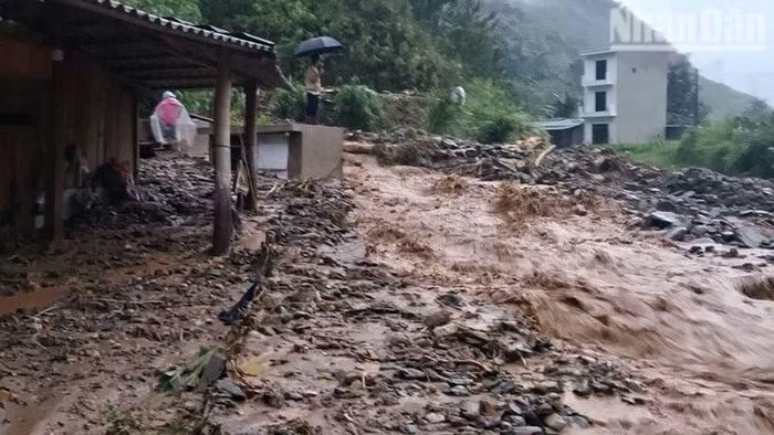 Tại xã Ngọc Chiến, có 8 nhà tại các bản Lọng Cang, Kẻ và Đông Xuông bị sạt ta-luy dương và âm phải di chuyển khẩn cấp.