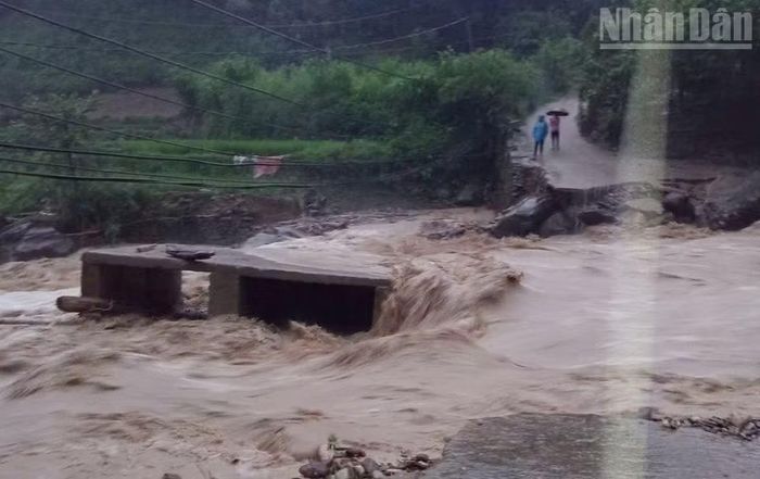 Mưa lũ còn làm cuốn trôi, hỏng cầu tại bản Kẻ, xã Ngọc Chiến.