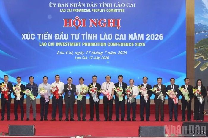 Lãnh đạo tỉnh Lào Cai tặng hoa các nhà tài trợ.