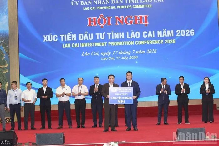 Công ty cổ phần xi măng Yên Bái hỗ trợ 1.000 tấn xi-măng cho tỉnh Lào Cai phát triển giao thông nông thôn.