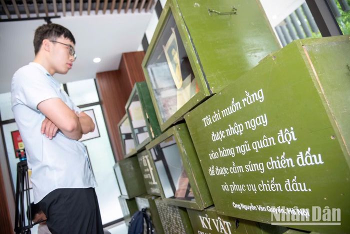 Anh Lê Tuấn Hưng, nghiên cứu sinh tại Đại học Bách khoa, cảm thấy trái tim mình "được lấp đầy" bởi sự tri ân. Hưng đại diện cho thế hệ Gen Z luôn biết ơn những hy sinh của cha ông.