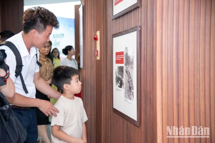 Một gia đình ba thế hệ cùng nhau đi xem triển lãm. Anh Trần Quốc Tuấn, 38 tuổi hiện đang sinh sống tại Bắc Ninh, đưa con trai 6 tuổi đến để cảm nhận lòng tự hào về người bác vĩ đại.
