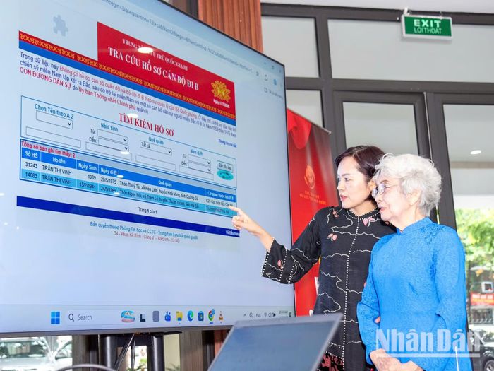 Hệ thống tra cứu trực tuyến giúp thân nhân dễ dàng tìm kiếm thông tin cán bộ đi B. Công nghệ đã trở thành nhịp cầu nối quá khứ với hiện tại.