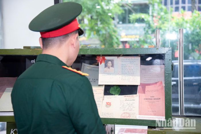 Họ đi khi tuổi đời còn rất trẻ, mang theo hành trang là lòng yêu nước nồng nàn và niềm tin sắt đá vào ngày non sông thống nhất. Những cuốn nhật ký, bức thư tình, hay tấm thẻ Đảng đã nhuốm màu thời gian... trước khi lên đường được gửi lại Ủy ban Thống nhất của Chính phủ, nay trở thành những kỷ vật vô giá lưu giữ tại Trung tâm Lưu trữ quốc gia III (Cục Văn thư và Lưu trữ Nhà nước, Bộ Nội vụ).